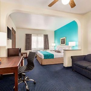 Howard Johnson By Wyndham San Antonio Hotel & Suites